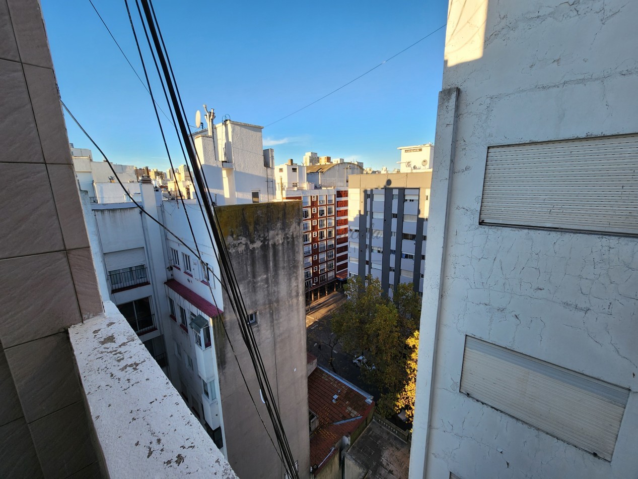 EN VENTA! 2 AMB C/ BALCON Y COCHERA - ZONA CENTRO 